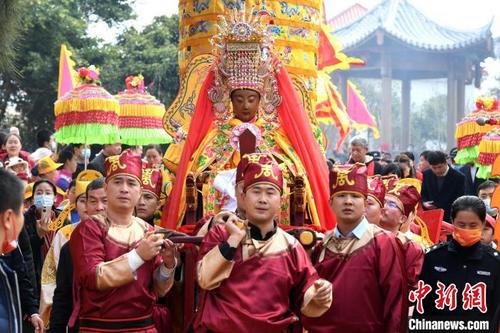 中国侨网妈祖金身巡安布福。 王东明 摄