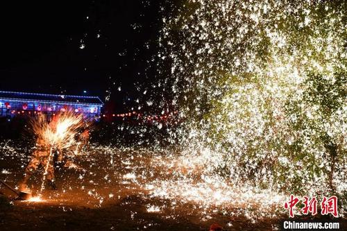 中国侨网打砂花匠人将铁水泼向大树,一时间,火光四溅。 王东明 摄
