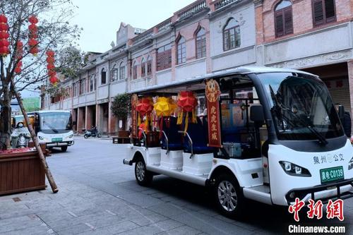 中国侨网穿行在古城泉州的电瓶观光车“小白”悬挂着盏盏花灯 孙虹 摄