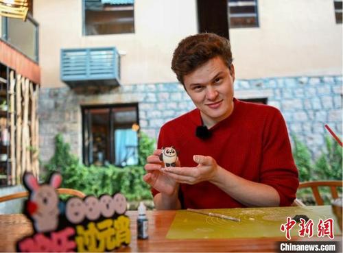 中国侨网Akmal展示冰墩墩汤圆 潘聪聪 摄