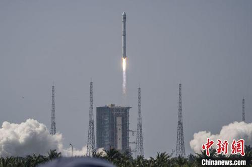 中国侨网图为长征八号运载火箭点火升空。　骆云飞　摄