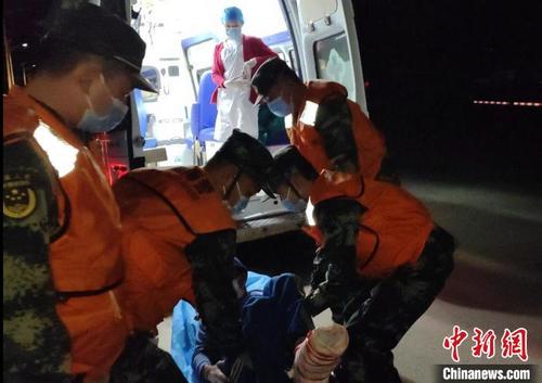 中国侨网2月27日凌晨，海南琼海海警局紧急救援受伤渔民。　中国海警局供图