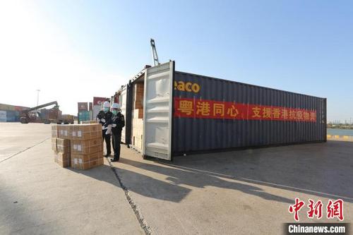 中国侨网佛山海关驻顺德办事处关员对供港物资进行检查 关悦 摄