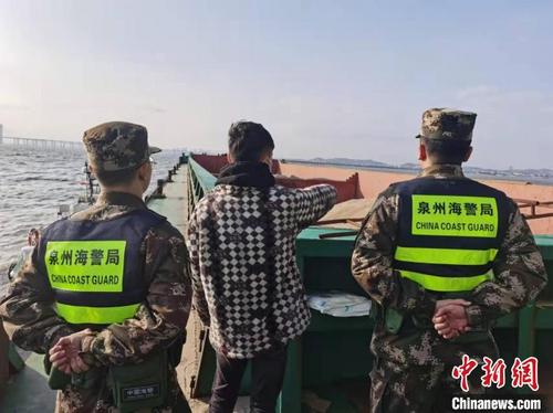 中国侨网福建泉州海警连续查获两起涉嫌非法盗采海砂案。图为嫌疑人指认现场。 邓建荣 摄