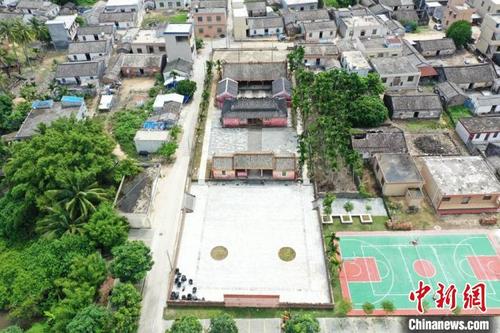 中国侨网图为航拍海南省定安县雷鸣镇龙梅村,中间竖排为王氏宗祠。 张博 摄