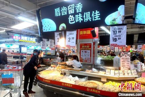 中国侨网市民超市购买熟食。　王东明　摄