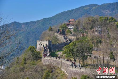 中国侨网依山就势，雄伟壮观的台州府城墙。　范宇斌　摄