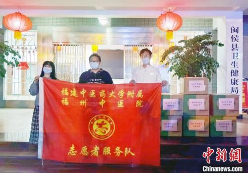 中国侨网福州市中医院防疫中药颗粒送达闽侯县卫健局，支援疫情防控。　福州市中医院供图