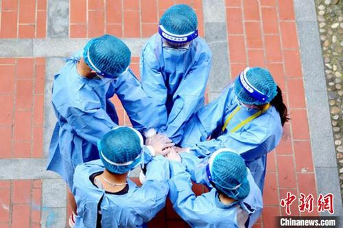 中国侨网华侨大学学生志愿者互相鼓劲。 华侨大学供图