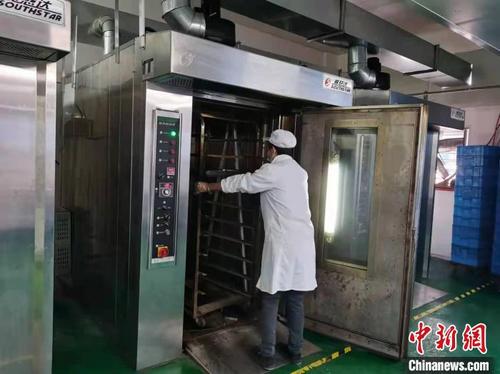 中国侨网工人在制作杨梅酥 舒旭影 摄