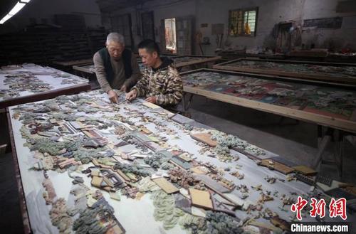 中国侨网巨幅彩石镶嵌作品《清明上河图》 王志 摄