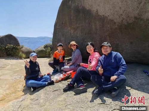 中国侨网Horn教授（左一）在大罗山登山运动。　王智耀 供图