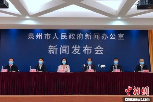 中国侨网4月18日,福建泉州召开疫情防控工作情况第三十三场新闻发布会。 柯宁 摄