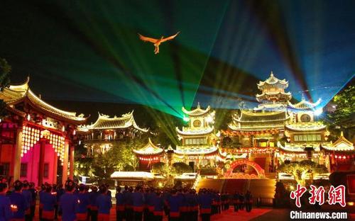 中国侨网湄洲妈祖祖庙宫庙群在七彩光影的映照下,流光溢彩,宛若仙境。 高亚成 摄