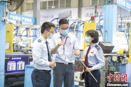 中国侨网 税务人员到企业了解生产经营情况,宣传辅导政策内容。 岳瑞轩 摄