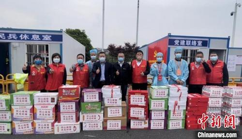 中国侨网义乌新联会为当地一疫情防控点捐赠物资。　郑海洋　摄
