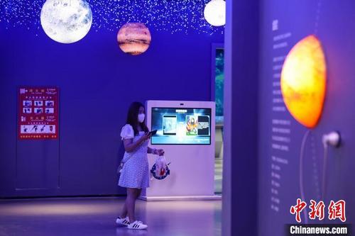 中国侨网游客在中南门历史文化旅游区内的“梵净星空艺术馆”游览。　瞿宏伦　摄
