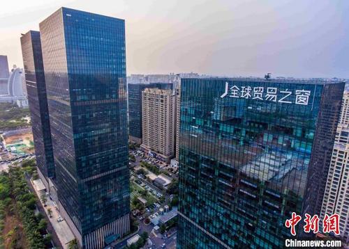 中国侨网图为航拍海口大英山CBD 骆云飞 摄
