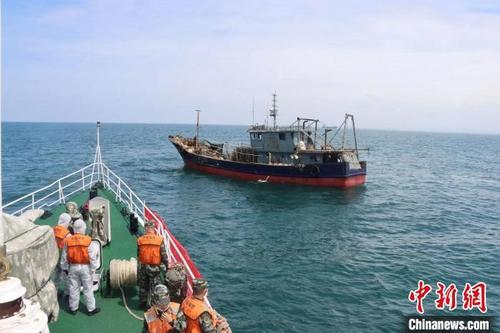 中国侨网海南海警局查获违反伏季休渔期规定的作业渔船。海南海警局供图