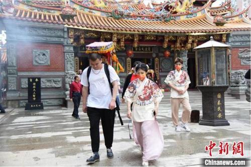 中国侨网闽台青年身背关公、陈文龙神像轿子,开启徒步寻根之旅。 林国斌 摄