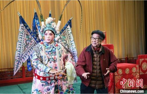 中国侨网李幼斌先生（右）为福建京剧院优秀青年演员李献科（左）作指导。　记者刘可耕　摄