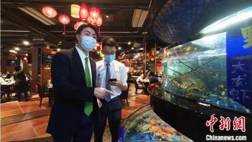 中国侨网刘宏杰将事业板块延伸到餐饮领域。 林士杰 摄
