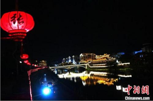 中国侨网汀江两岸夜景。　张金川　摄