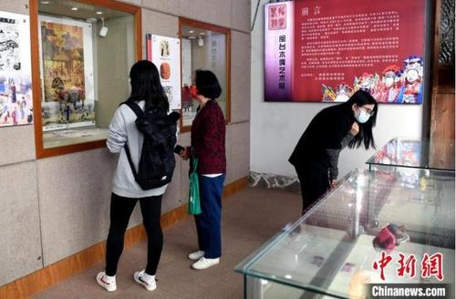 中国侨网由福建民俗博物馆、中国闽台缘博物馆共同主办的“指掌春秋——闽台木偶艺术展”吸引观众观展。 刘可耕 摄