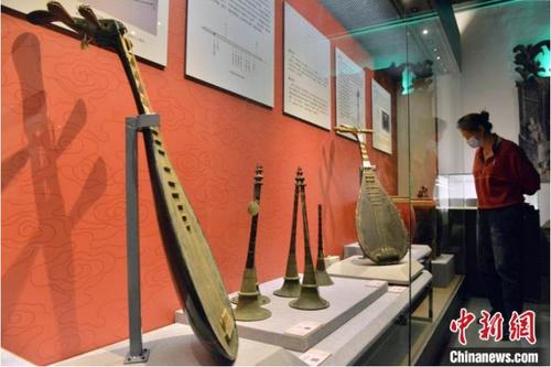 中国侨网图为5月18日，福建古代音乐文物展上展示的曲艺、戏剧乐器。　张斌　摄