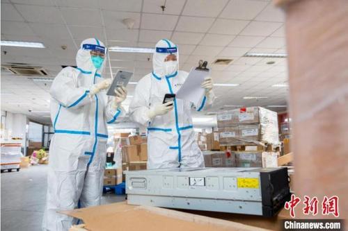 中国侨网图为首都机场海关关员查验进口设备物资,确保通关“零延时”。 方星 摄