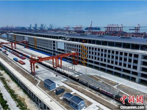 中国侨网广州港打通大湾区与海南自贸港粮油海铁联运通道 广州港集团供图