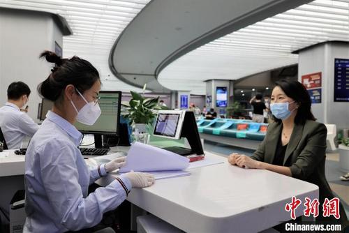 中国侨网相关企业负责人在北京经开区政务服务大厅申请《综合许可资格证》。 北京经开区管委会供图