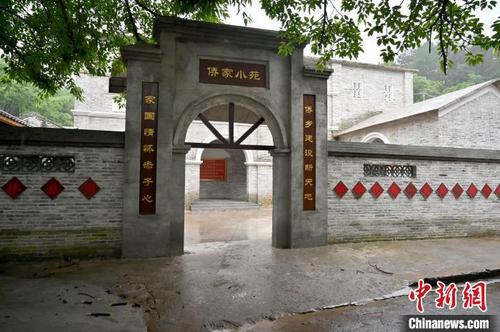 中国侨网坐落于容县六王镇古泉村中村屯的侨家小苑。　俞靖　摄