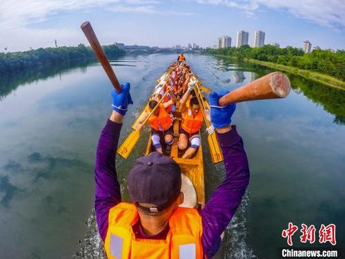 中国侨网5月31日，参加龙舟比赛的选手奋力划桨。　李晓红　摄