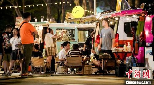 中国侨网 图为海口日月广场夜集市。 海口市旅文局供图