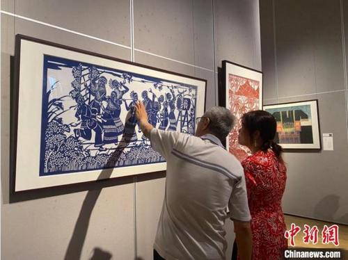 中国侨网6月7日，民众参观海南省非遗美术作品展。　符宇群　摄