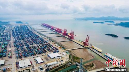 中国侨网宁波舟山港梅山港区。 杨江琦 摄