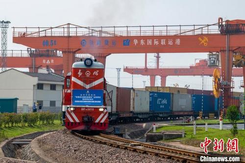 中国侨网X9216次中欧班列从位于浙江金华的铁路金华南站启程。　胡肖飞　摄