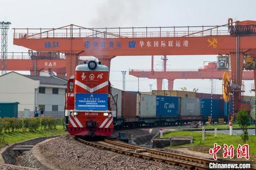 中国侨网X9216次中欧班列从位于浙江金华的铁路金华南站启程。 胡肖飞 摄