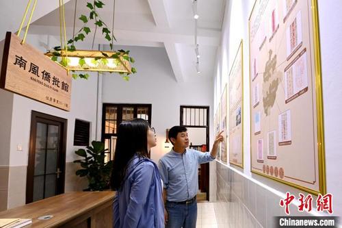 中国侨网林南中（右）向参访者介绍侨批故事。　张金川　摄