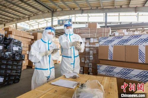 中国侨网图为首都机场海关关员对进口货物实施查验。　方星　摄