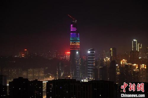 中国侨网图为重庆在建第一高楼上演灯光秀，璀璨夺目吸引眼球。　周毅　摄