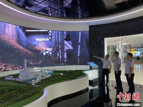 中国侨网图为税务人员到丹霞冶炼厂了解生产经营情况 岳瑞轩 摄
