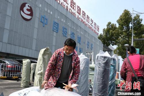 中国侨网今年春季，中国轻纺城市场内，经营户正在发货。　项菁　摄
