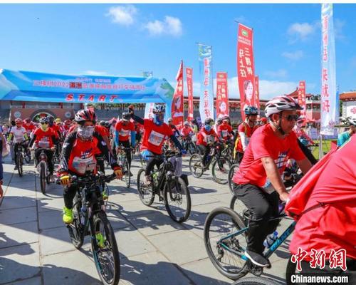 中国侨网6月26日，“环岛骑行 畅游湄洲”三棵树2022年湄洲岛海峡两岸自行车骑游行拉开帷幕。　林春盛　摄