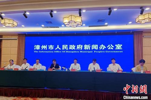 中国侨网6月30日,漳州市召开贯彻落实扎实稳住经济一揽子政策措施实施方案新闻发布会。 廖珍妹 摄