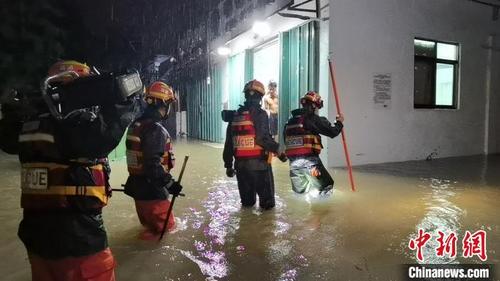 中国侨网消防救援人员转移疏散被困群众。　莫文彬　摄