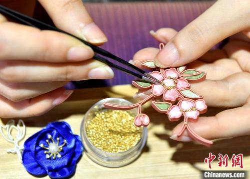 中国侨网图为许东方在制作盘扣。 吕明 摄