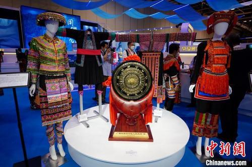中国侨网香港广西社团总会展厅展示的广西铜鼓。　张炜　摄