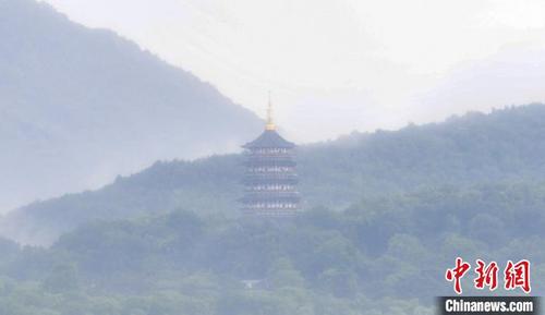 中国侨网图为西湖雷峰塔附近山区轻雾缥缈。　王刚　摄